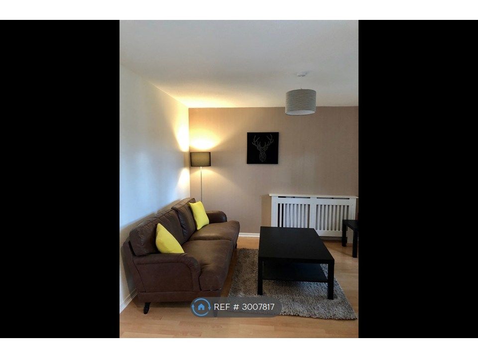 Property photo 3 of 11 Lounge