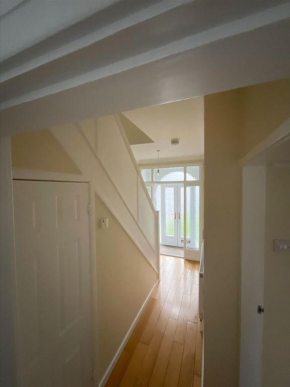 Property photo 2 of 19 Entrance Hall