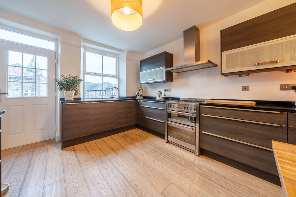 Property photo 1 of 29