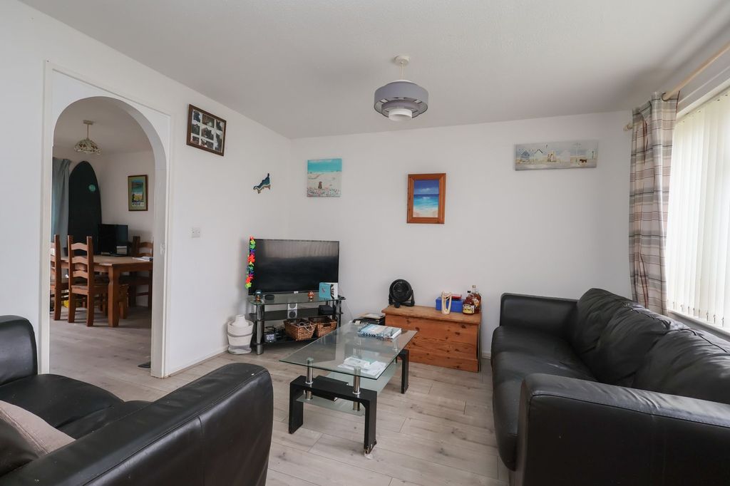 Property photo 3 of 12 Lounge