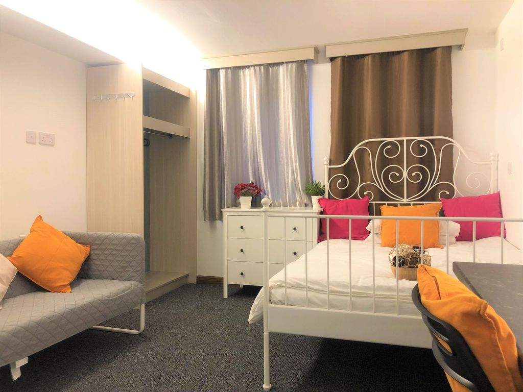 Property photo 2 of 9 Bright And Cozy Double Bedroom Featuring A Stylish...