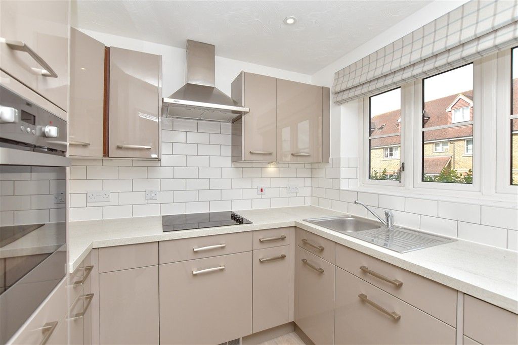 Property photo 3 of 7 Kitchen