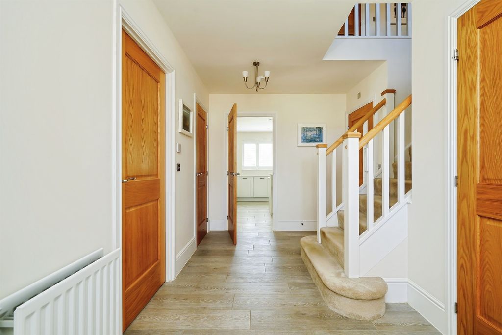 Property photo 2 of 23