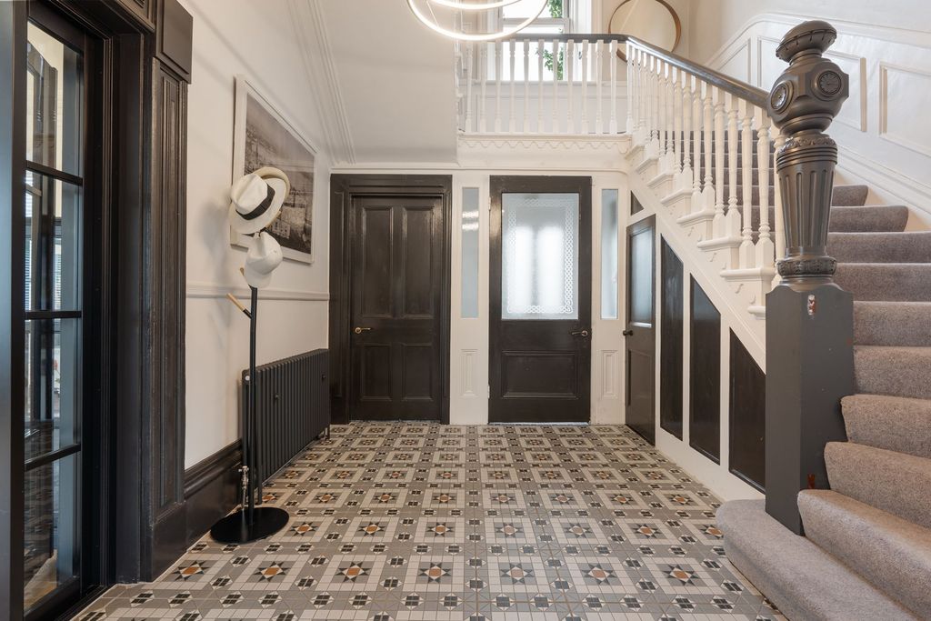 Property photo 3 of 34