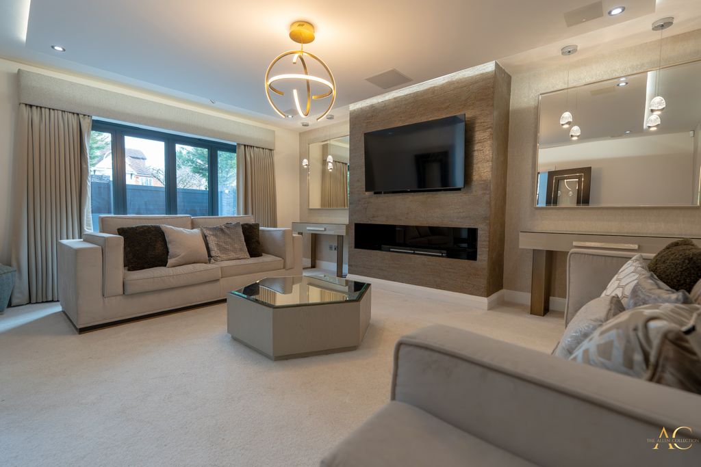 Property photo 3 of 29 Lounge