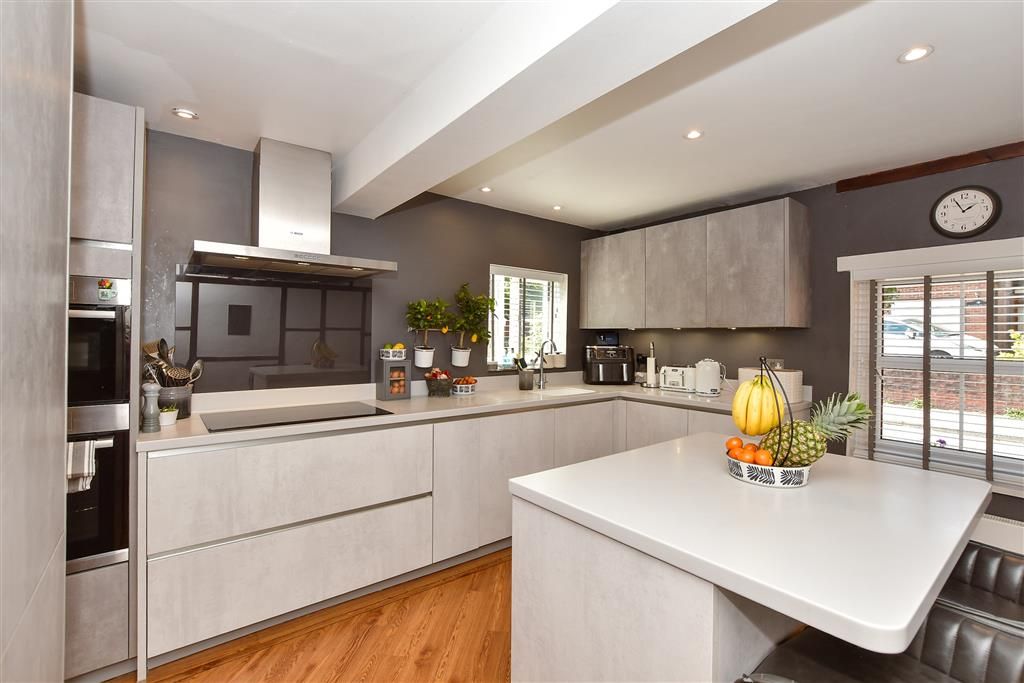 Property photo 3 of 17 Kitchen