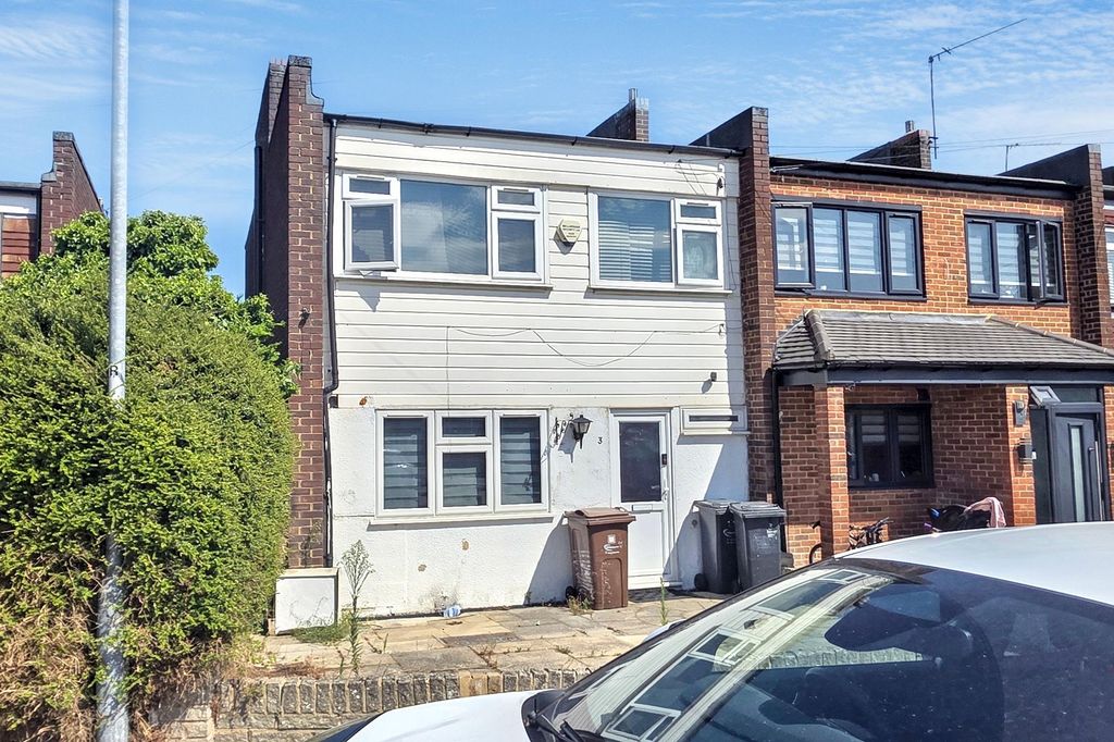 Property photo 2 of 3 3 Rowan Way, Romford, Essex Rm6 5Pl
