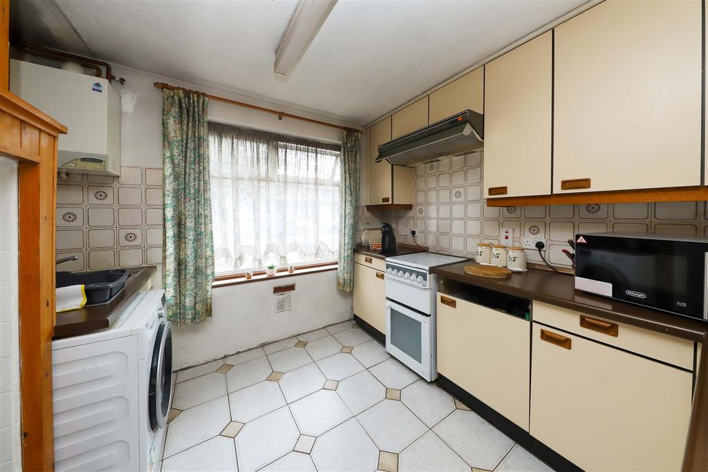 Property photo 3 of 9 Kitchen