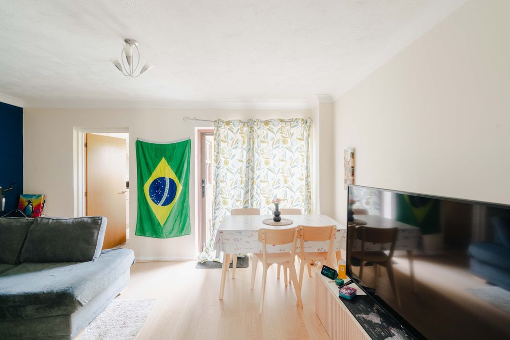 Property photo 3 of 12 8