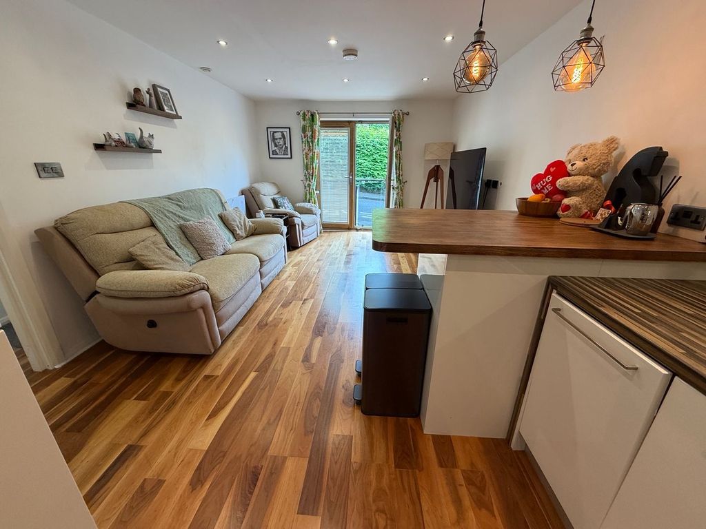 2 bed flat for saleThe Green, Bingley BD16 photo 4