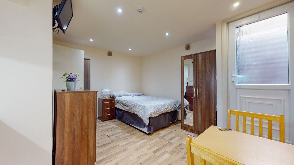Property photo 1 of 8 Bedroom