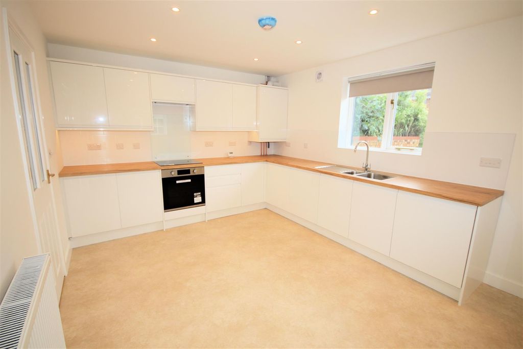 Property photo 3 of 26 Kitchen/ Diner