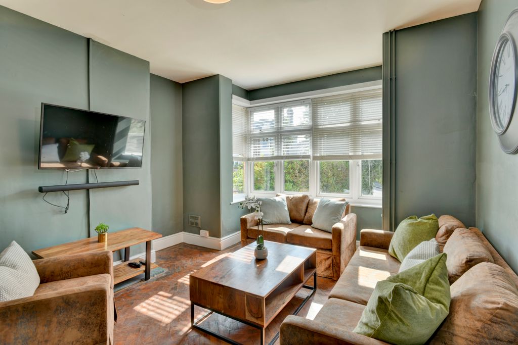 Property photo 1 of 14 5We Living Area