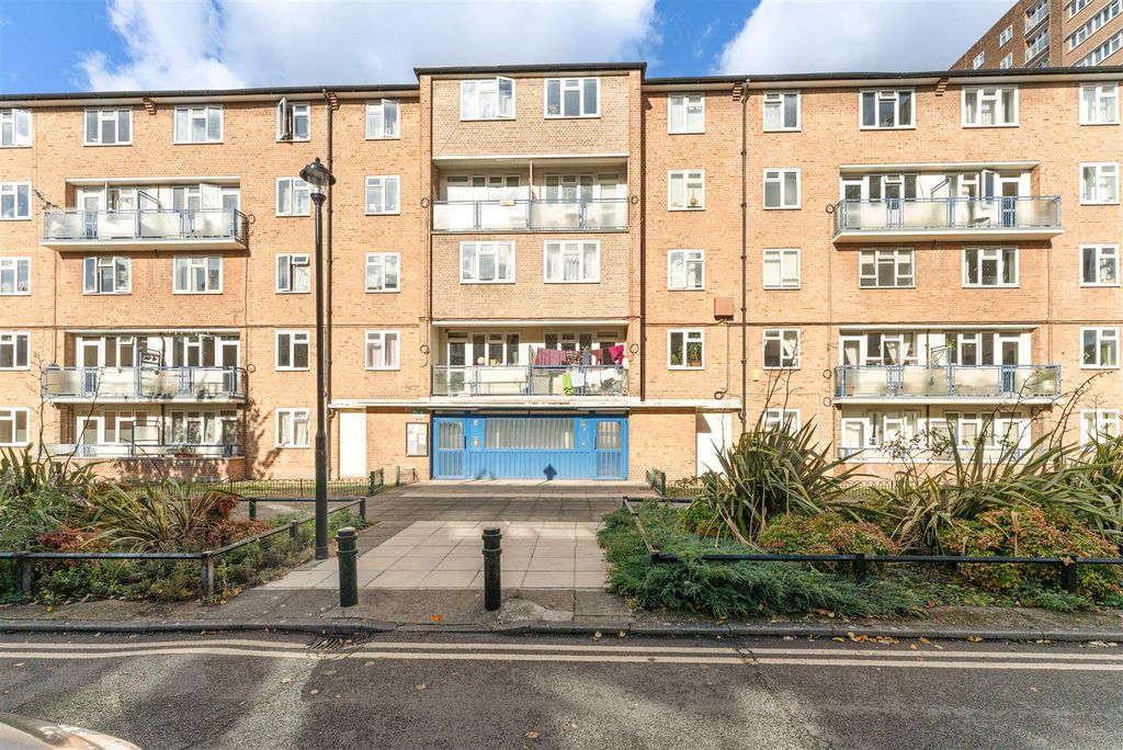 Property photo 1 of 32 Trelawney Estate, E9