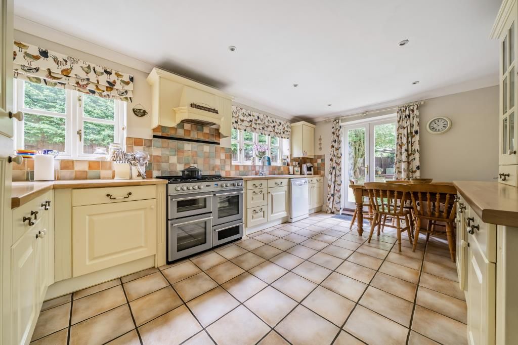 Property photo 3 of 10 Kitchen