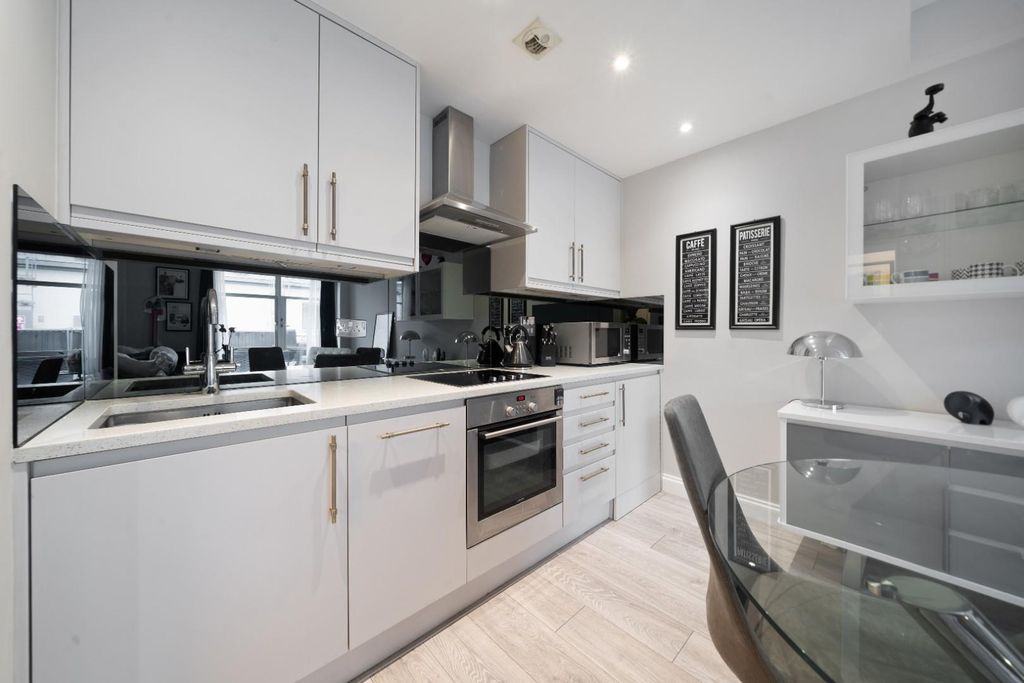 Property photo 3 of 9 Wallis House 132 Tw8 Ph6.Jpg
