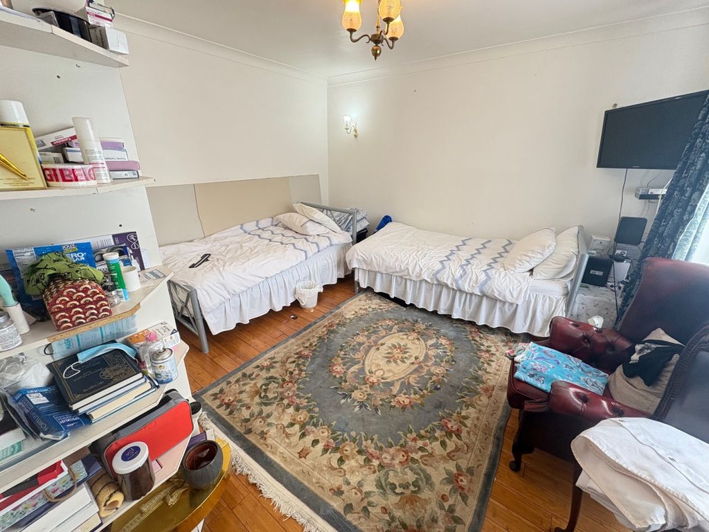 Property photo 1 of 12 Five Bedroom Two Reception And Two Bathroom Semi Detached House For Sale In Heston Tw5