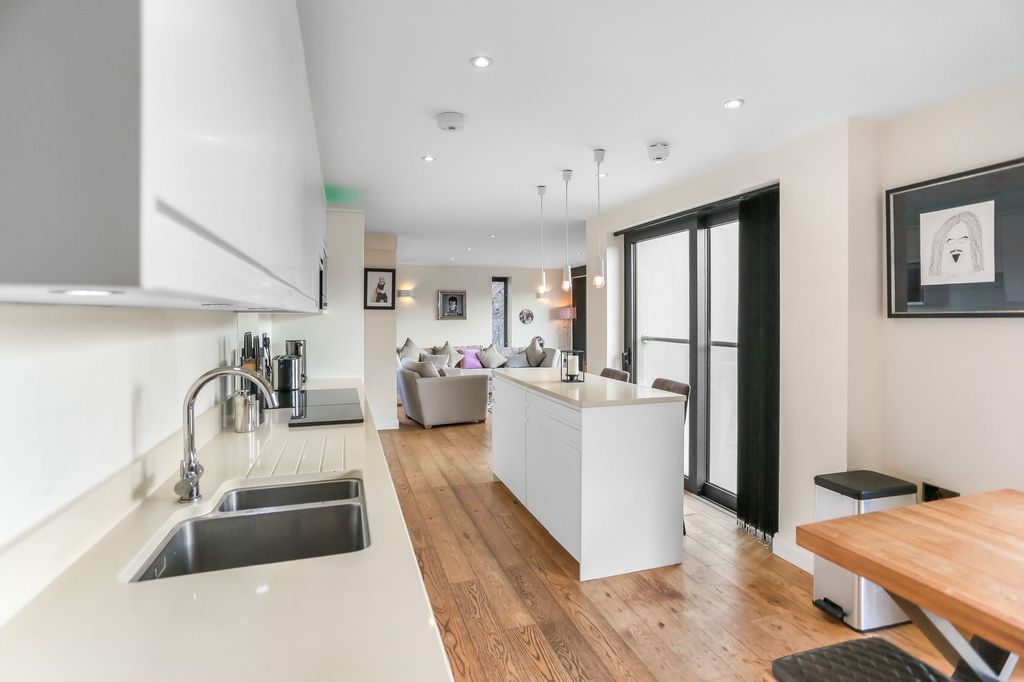 Property photo 3 of 23