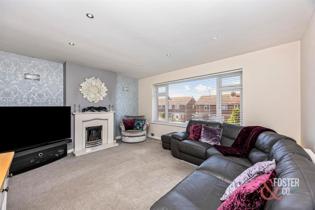 Property photo 3 of 21 Brentwood Crescent 51-010.Jpg