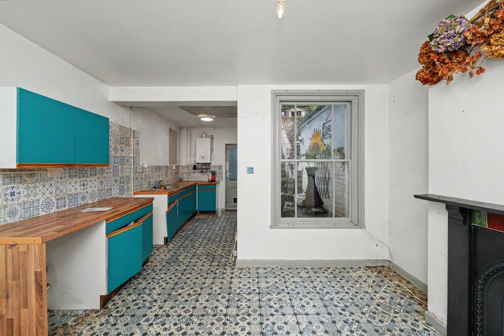 Property photo 2 of 16 107 Lower Cheltenham Place, Bristol, Bs6 5La