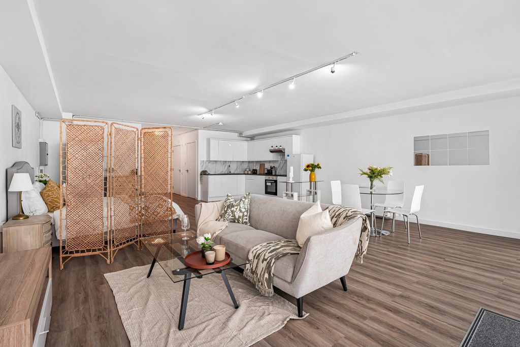 Property photo 3 of 20 Studio