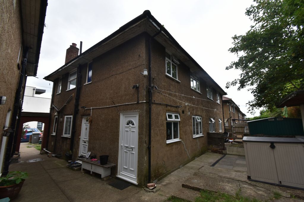Property photo 1 of 8 2 Bedroom To Let Â€“ Riverside Gardens, Wembley, Ha0