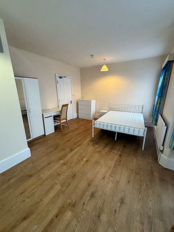 Property photo 3 of 12 Room 4