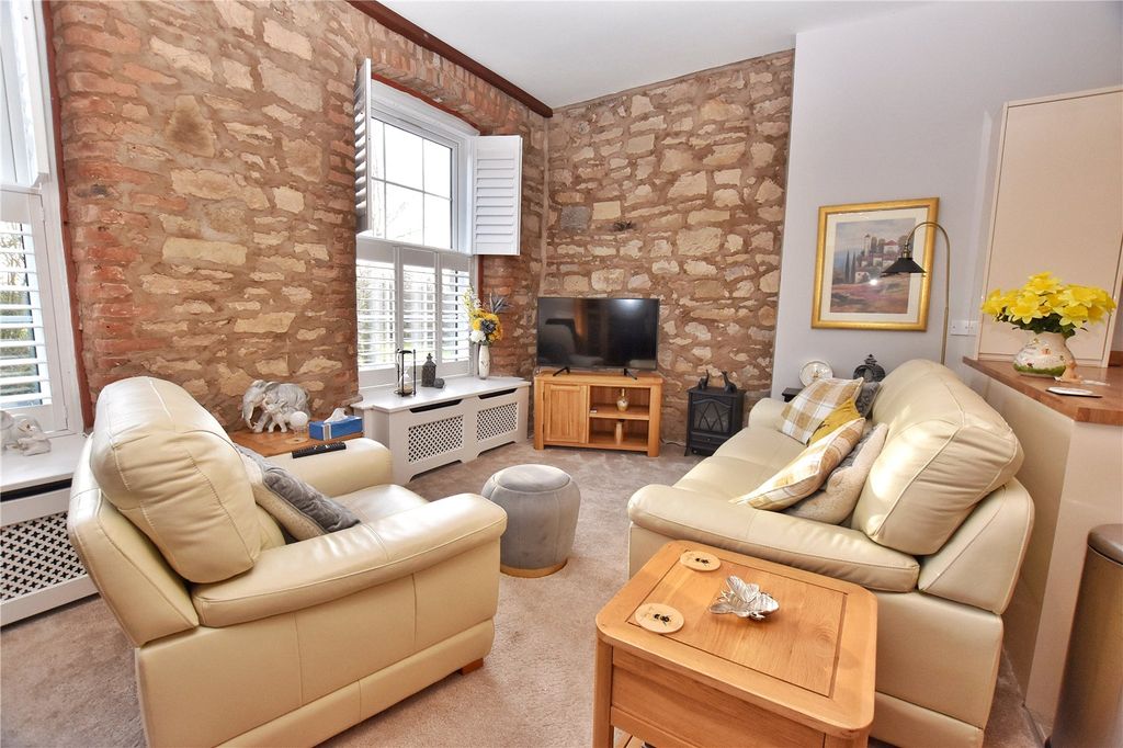 Property photo 1 of 20 Lounge