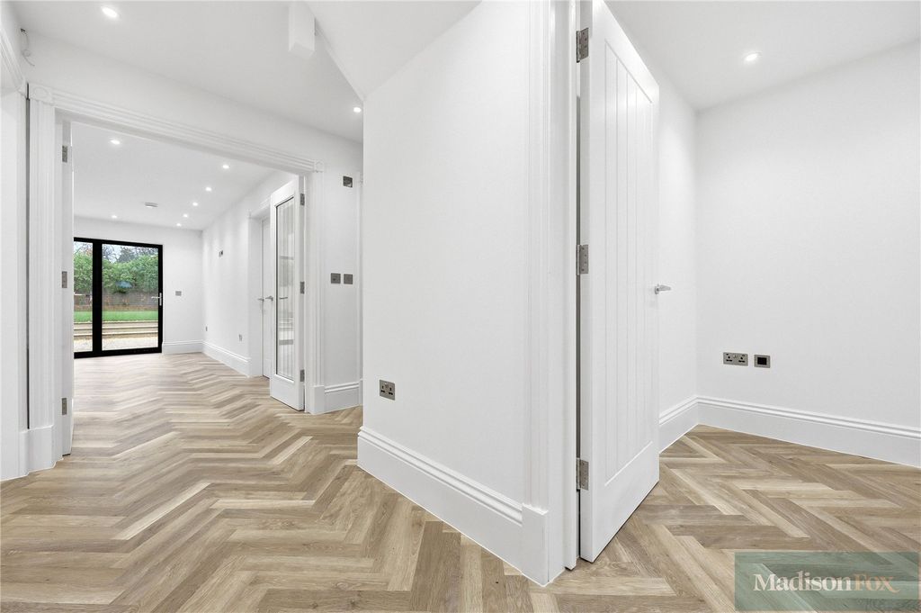 Property photo 2 of 33 Picture No. 23