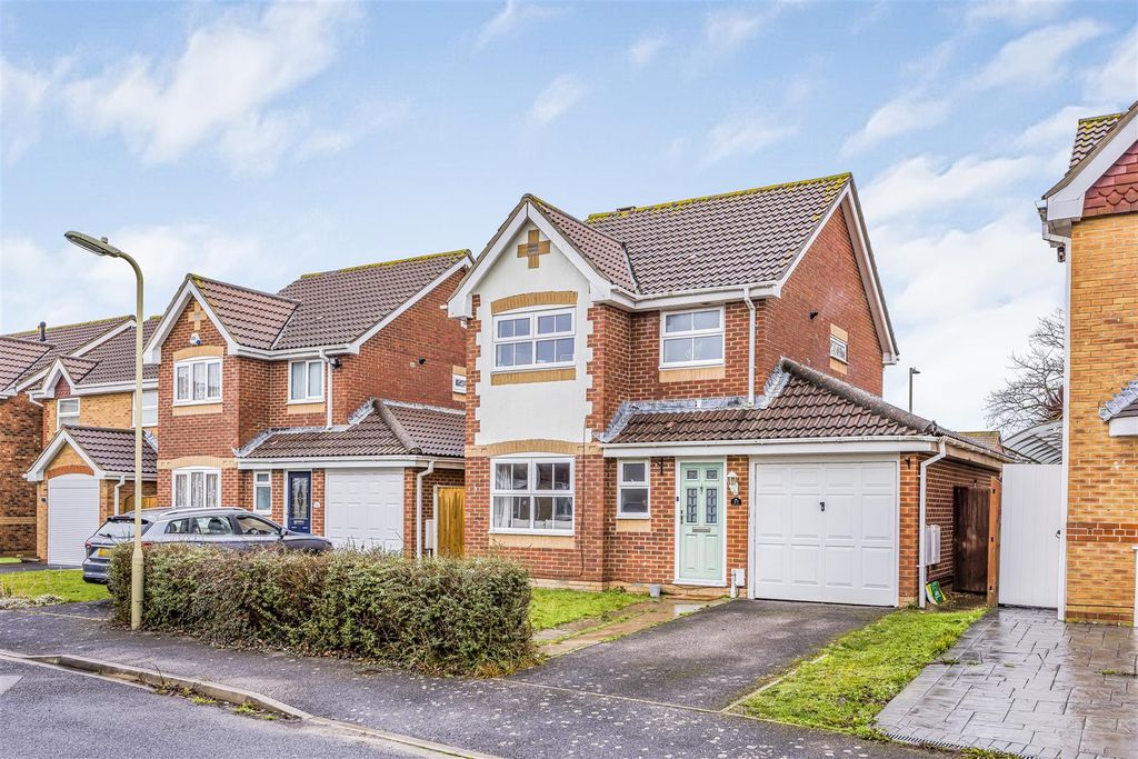 Property photo 1 of 18 37 Aubrey Close, Hayling Island-Porticomarketing-S