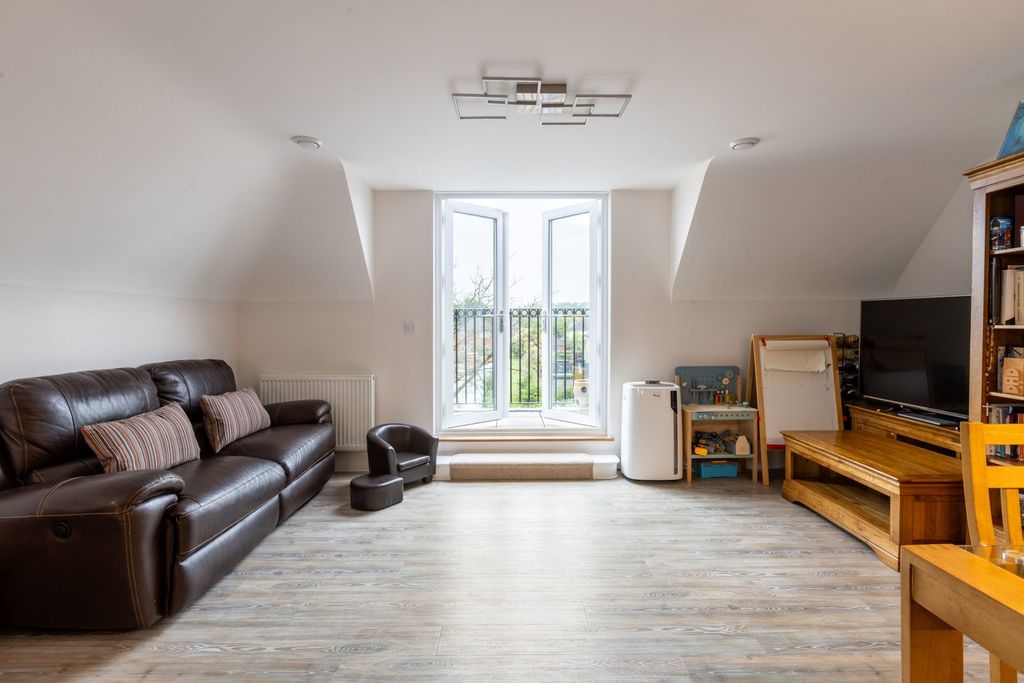2 bed flat for saleGodstone RH9 photo 5