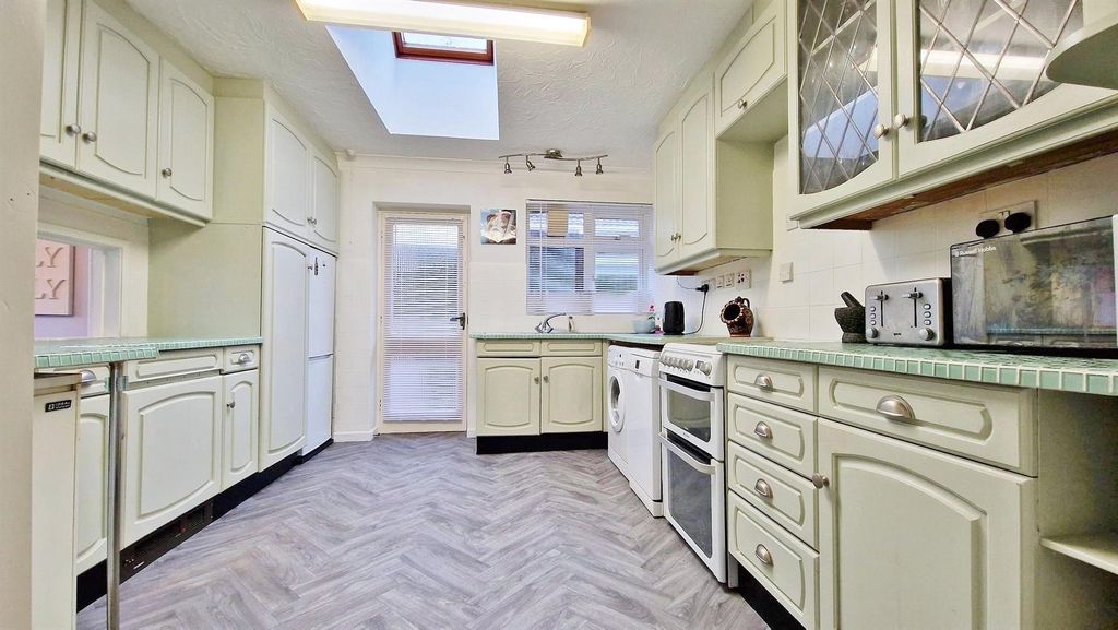 Property photo 3 of 18 Kitchen