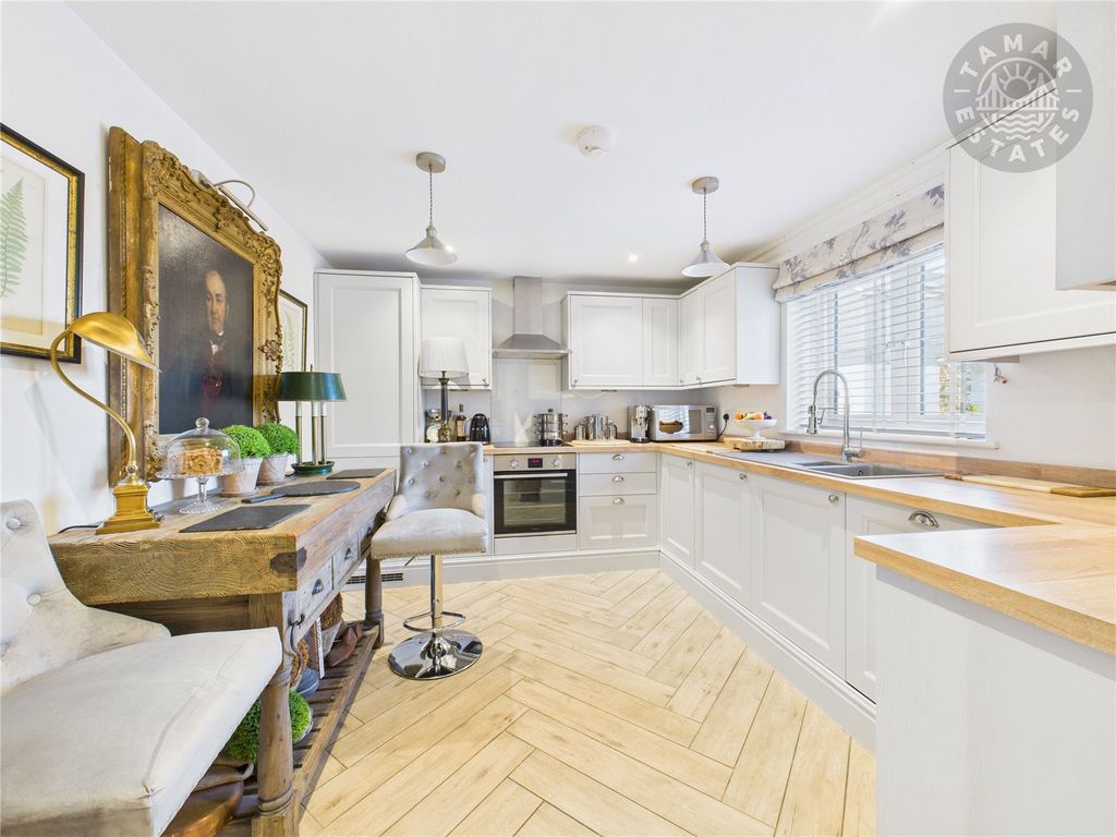 Property photo 2 of 19 Kitchen