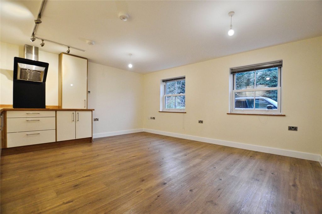 Property photo 2 of 11 Picture No. 14