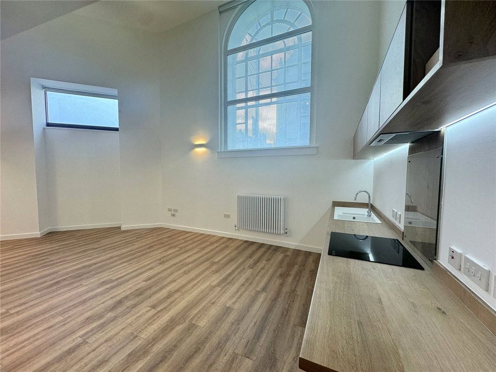 Property photo 1 of 10 Flat 002