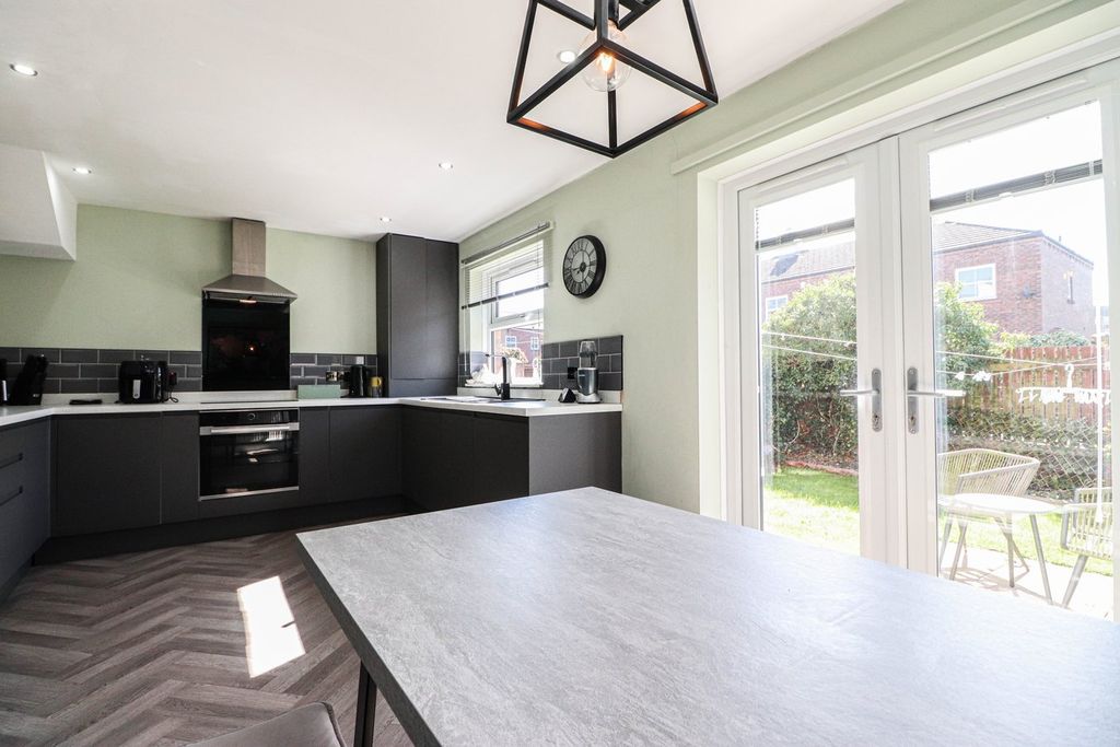 Property photo 3 of 19 Dining Kitchen