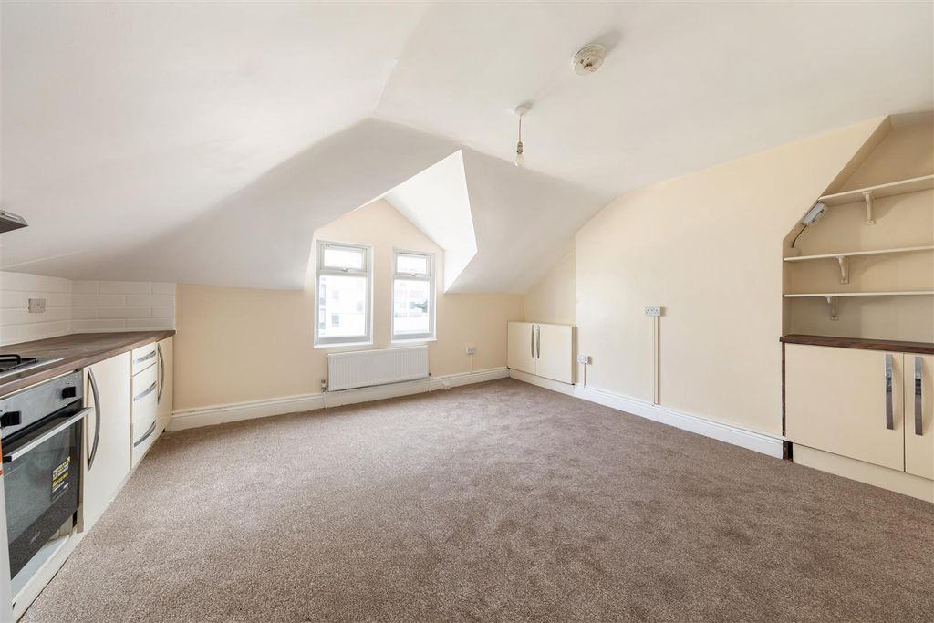 Property photo 2 of 20 Romford Road, E7