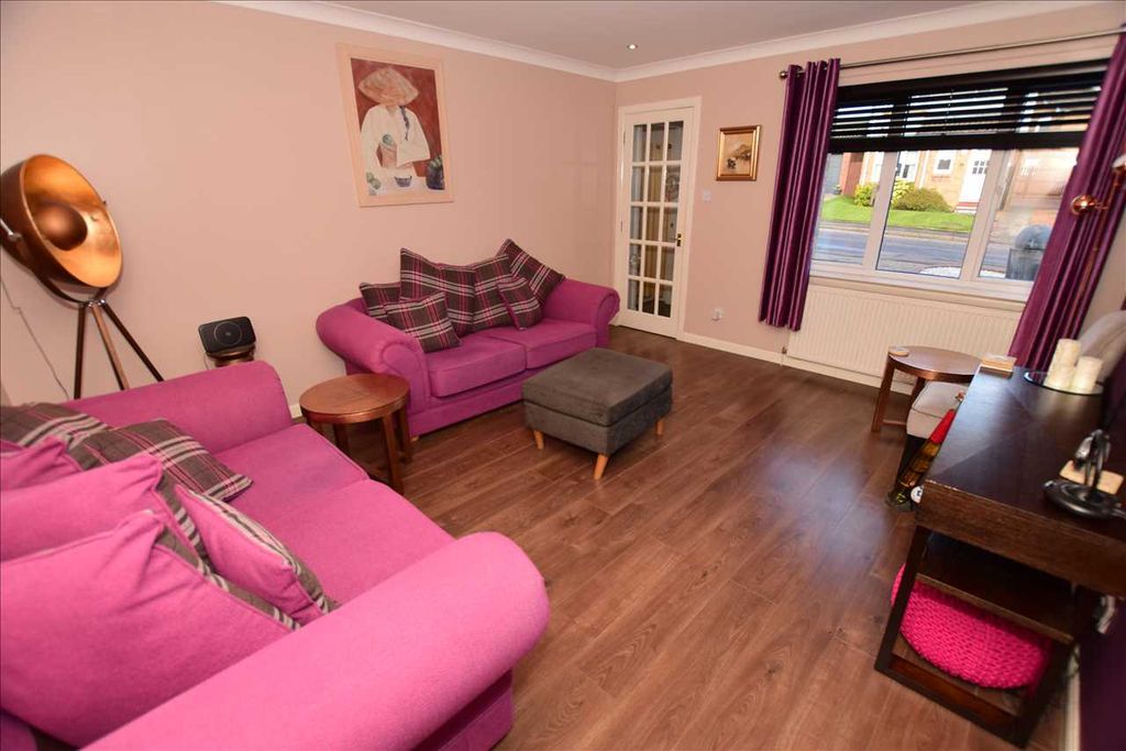 Property photo 3 of 27 Lounge
