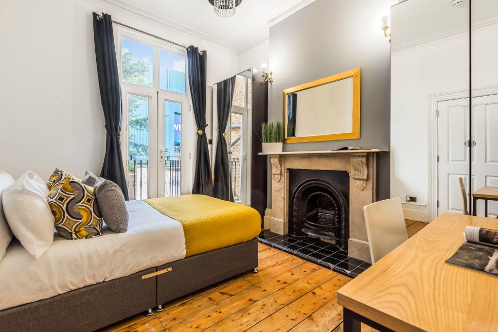 Property photo 1 of 4 Double Bed With Private Balcony In A Shared House To Let