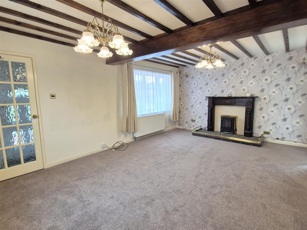 Property photo 3 of 16 Lounge