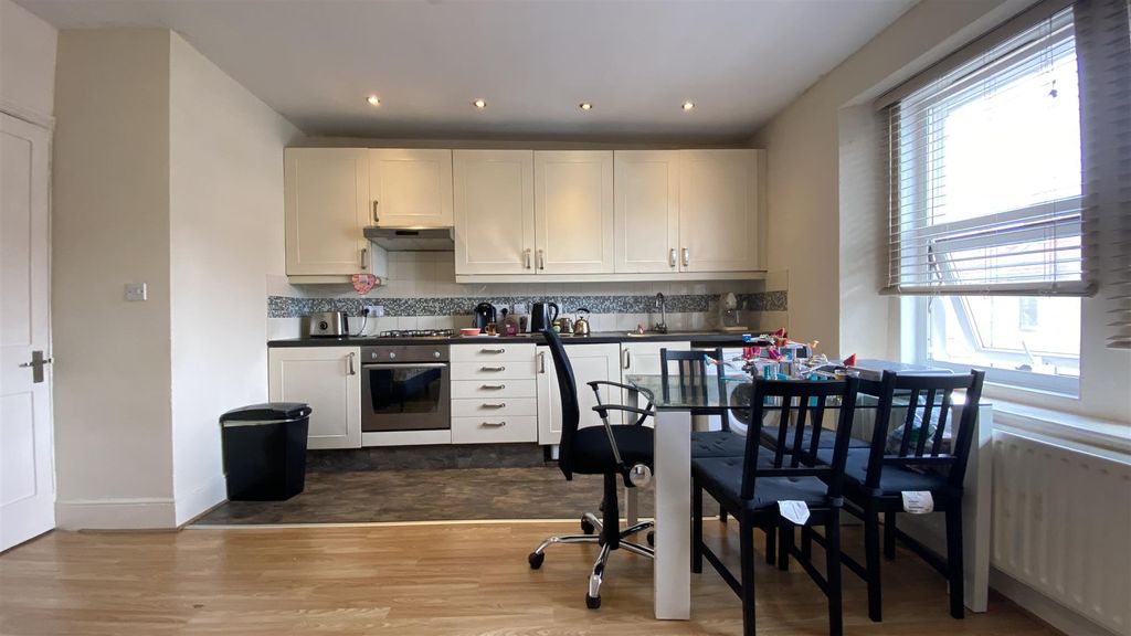 Property photo 2 of 21 Kitchen/Lounge