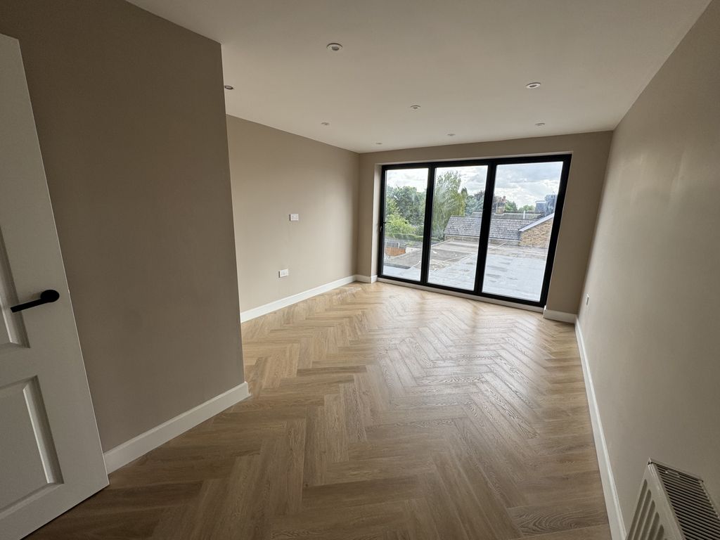 Property photo 1 of 5 Flat 2 - 3 Bed - Finchley High Road