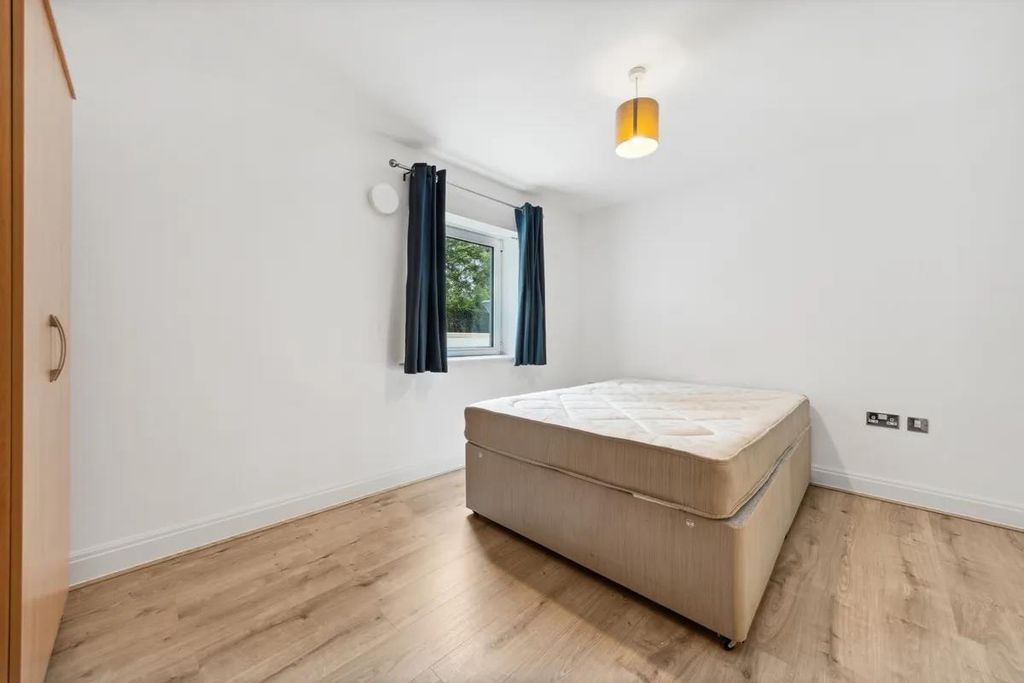 Property photo 2 of 7 Bedroom 1