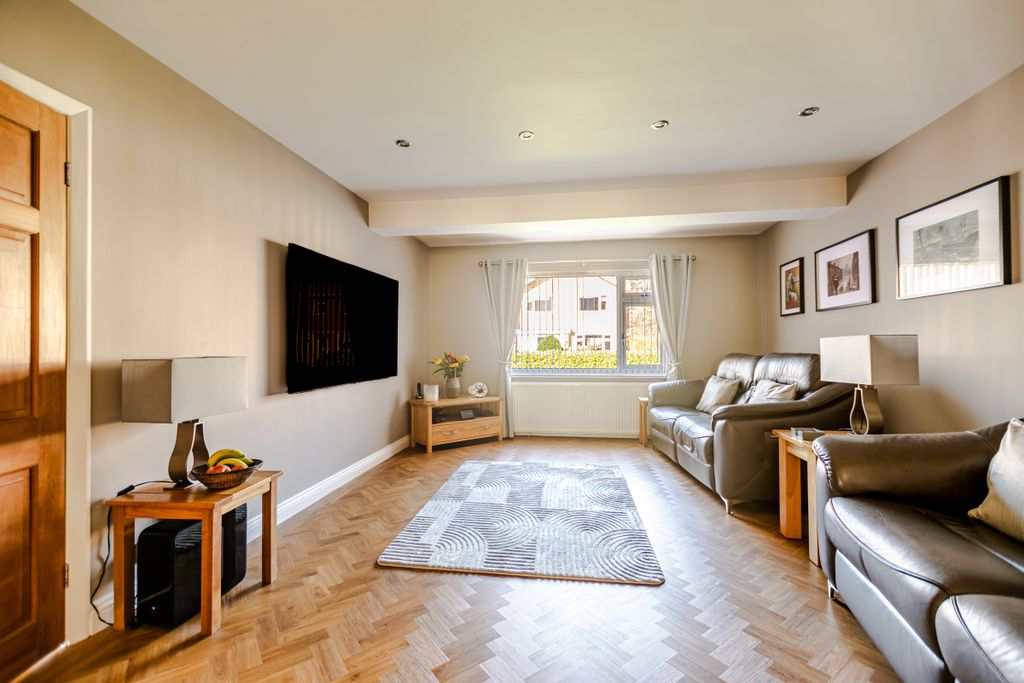 Property photo 3 of 27 Lounge2