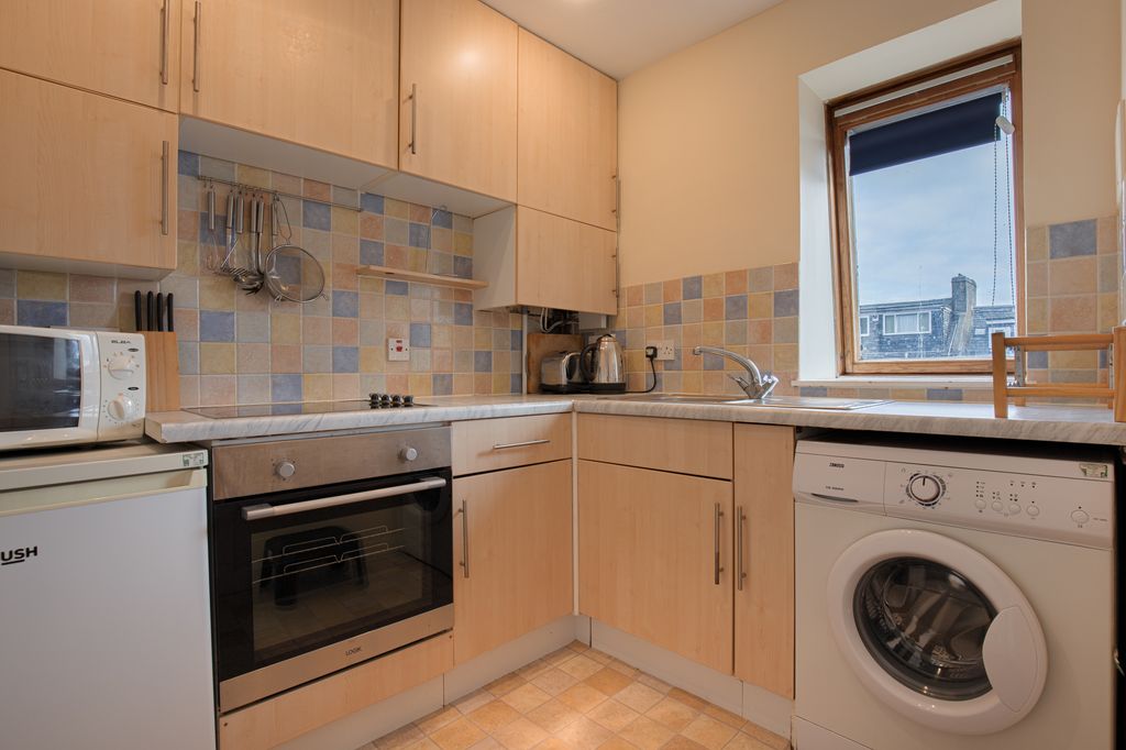 Property photo 3 of 7 Kitchen