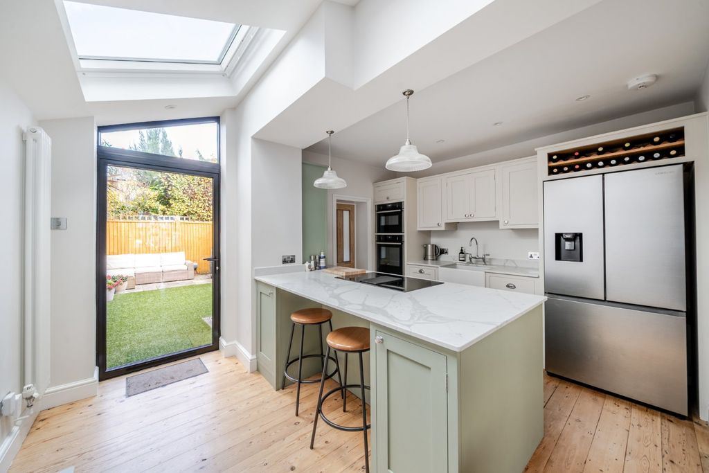 Property photo 2 of 18 Picture No. 14