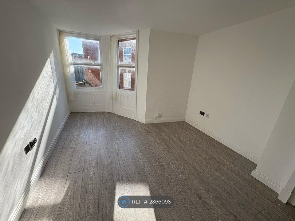 Property photo 1 of 10 Living Room