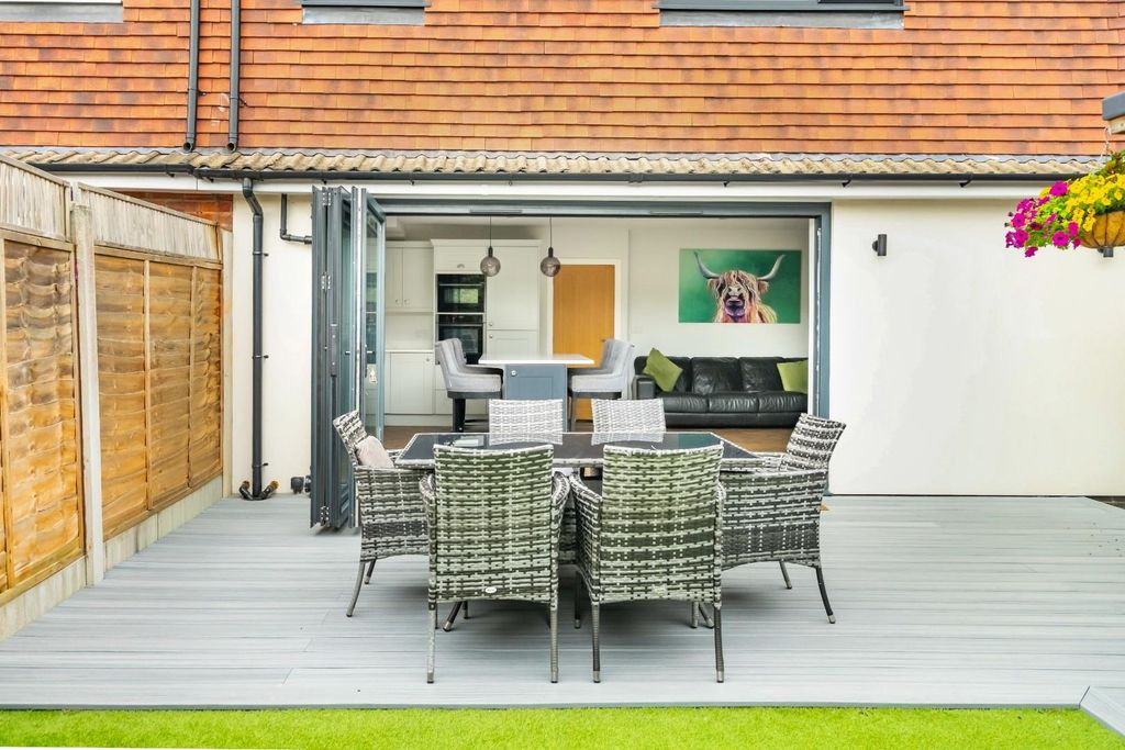 Property photo 2 of 17 Outdoor Seating