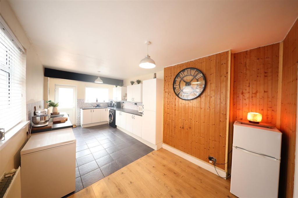 Property photo 2 of 14 Kitchen