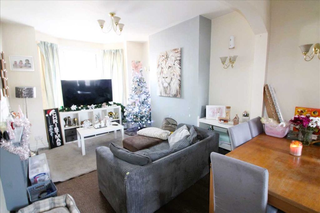 Property photo 3 of 10 Lounge